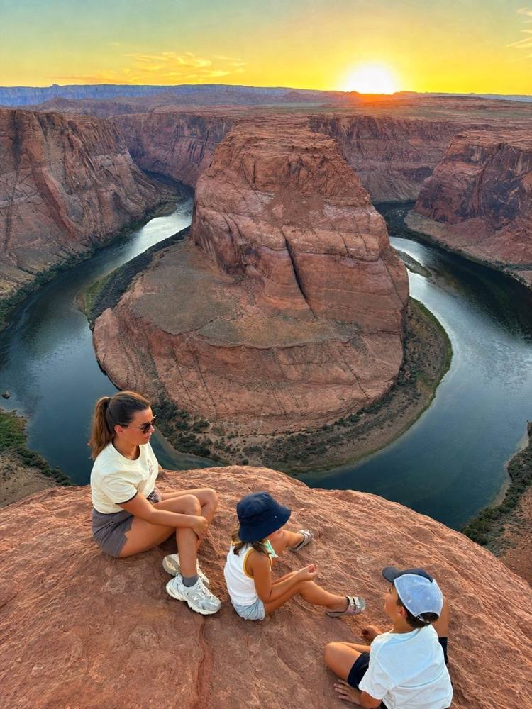 Sarah et ses enfants face à un canyon