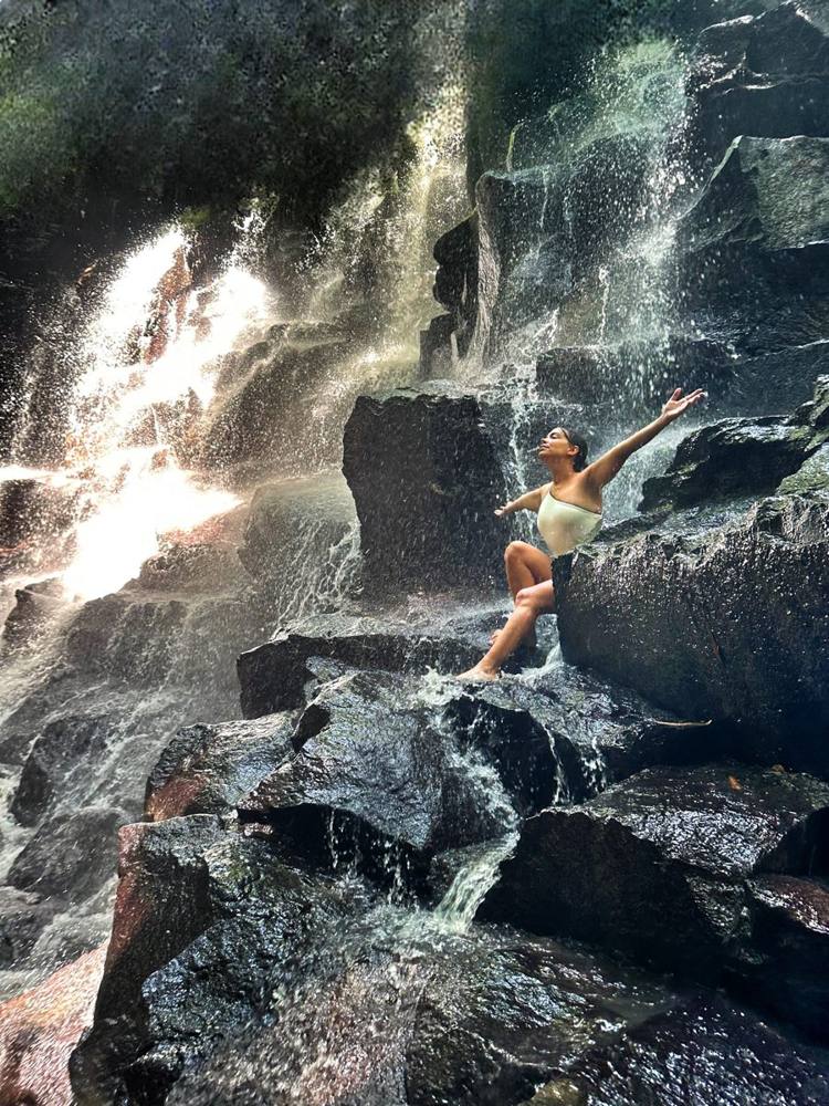 Sarah devant une cascade